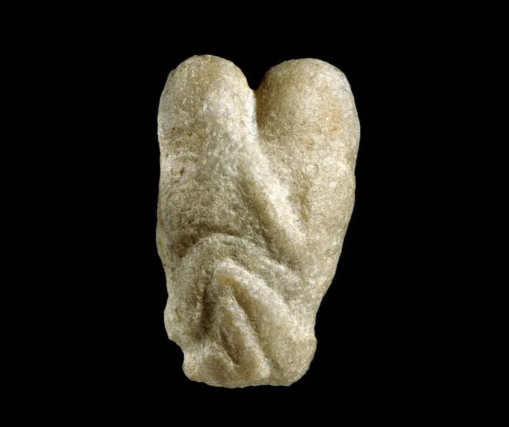 منحوتة تبلغ من العمر 11 ألف سنة توجد الآن في المتحف البريطاني، والتي تبرز عضوين ذكريين وكأنهما عاشقان يلتفان حول بعضهما البعض