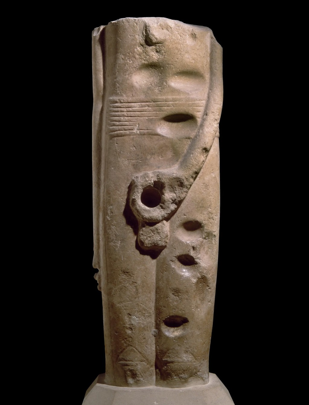 في الصورة…فجوة حيث كان في السابق يوجد قضيب في تمثال الإله (مين) من عام 3300 قبل الميلاد.
