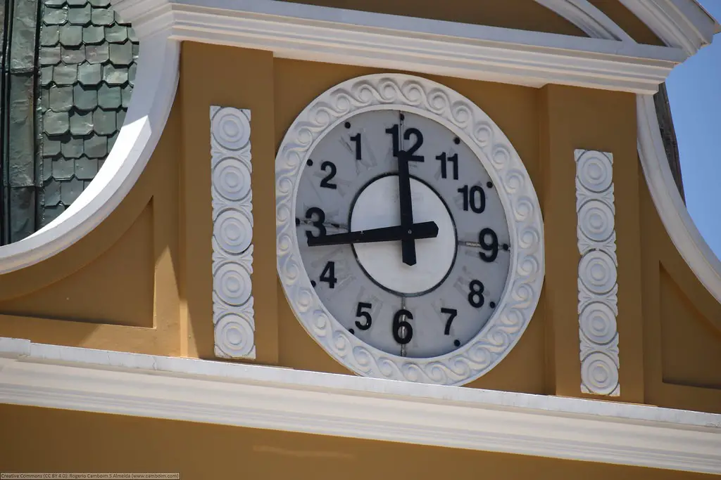 الساعة المقلوبة على مبنى الجمعية التشريعية في بوليفيا