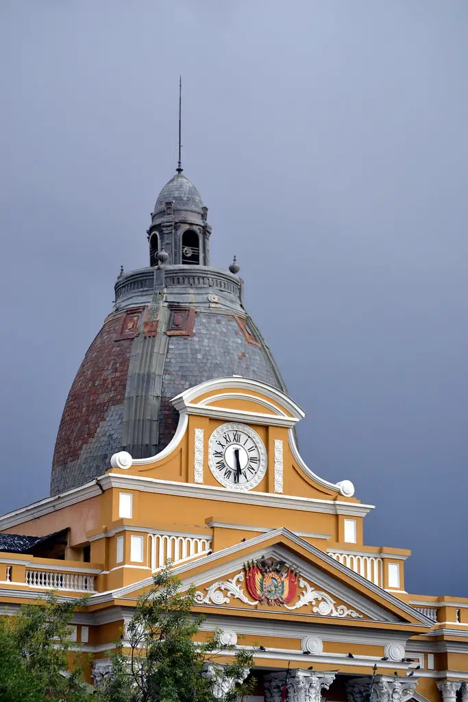 الساعة المقلوبة على مبنى الجمعية التشريعية في بوليفيا