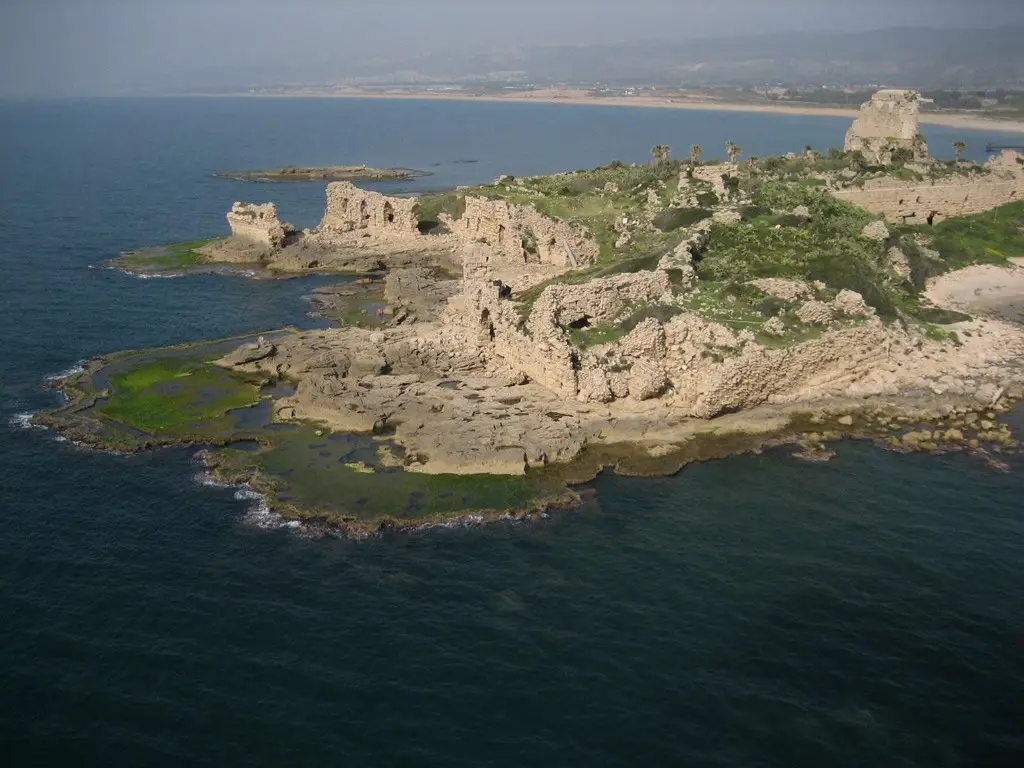 آثار قلعة عتليت على البحر الأبيض المتوسط