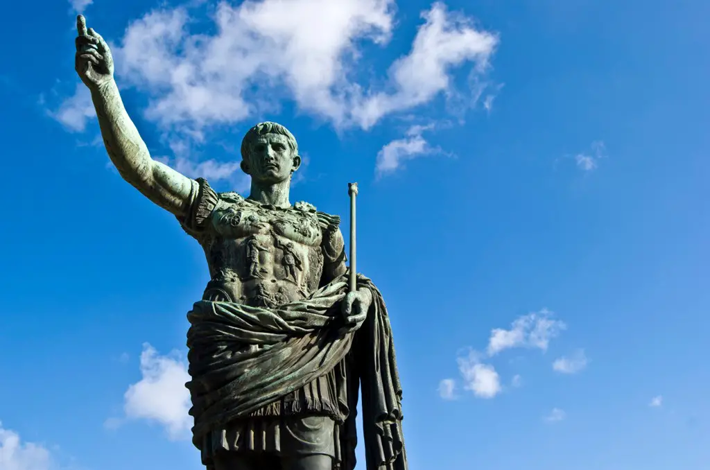 تمثال لـ (يوليوس قيصر)