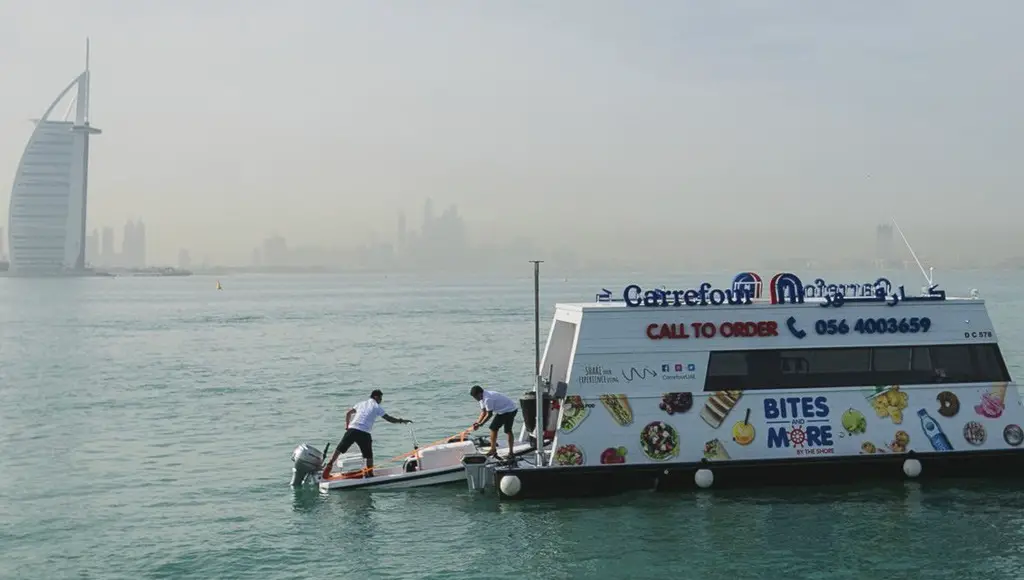 أول متجر بقالة عائم في العالم قبالة ساحل دبي