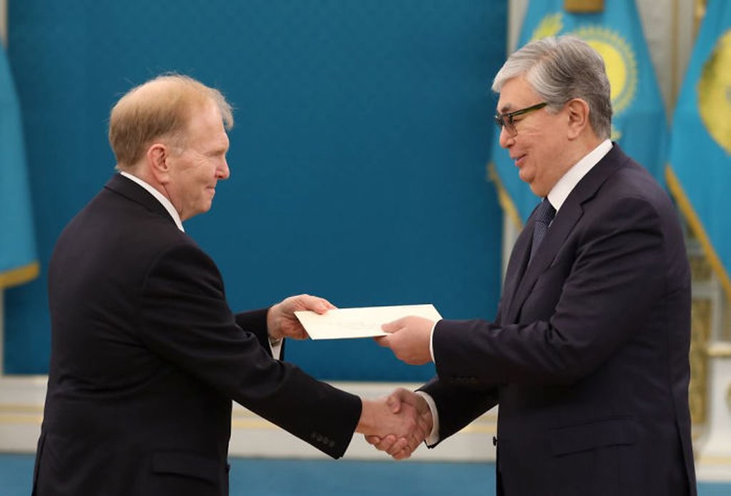 الرئيس توكاييف والسفير الأميركي موسر