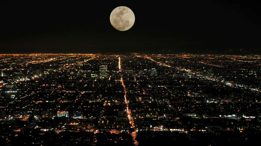 القمر فوق مدينة لوس أنجيلوس