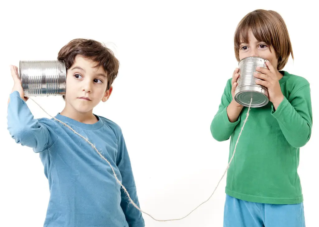 طفلان يتكلمان على هاتف مصنوع من عبوتين وحبل