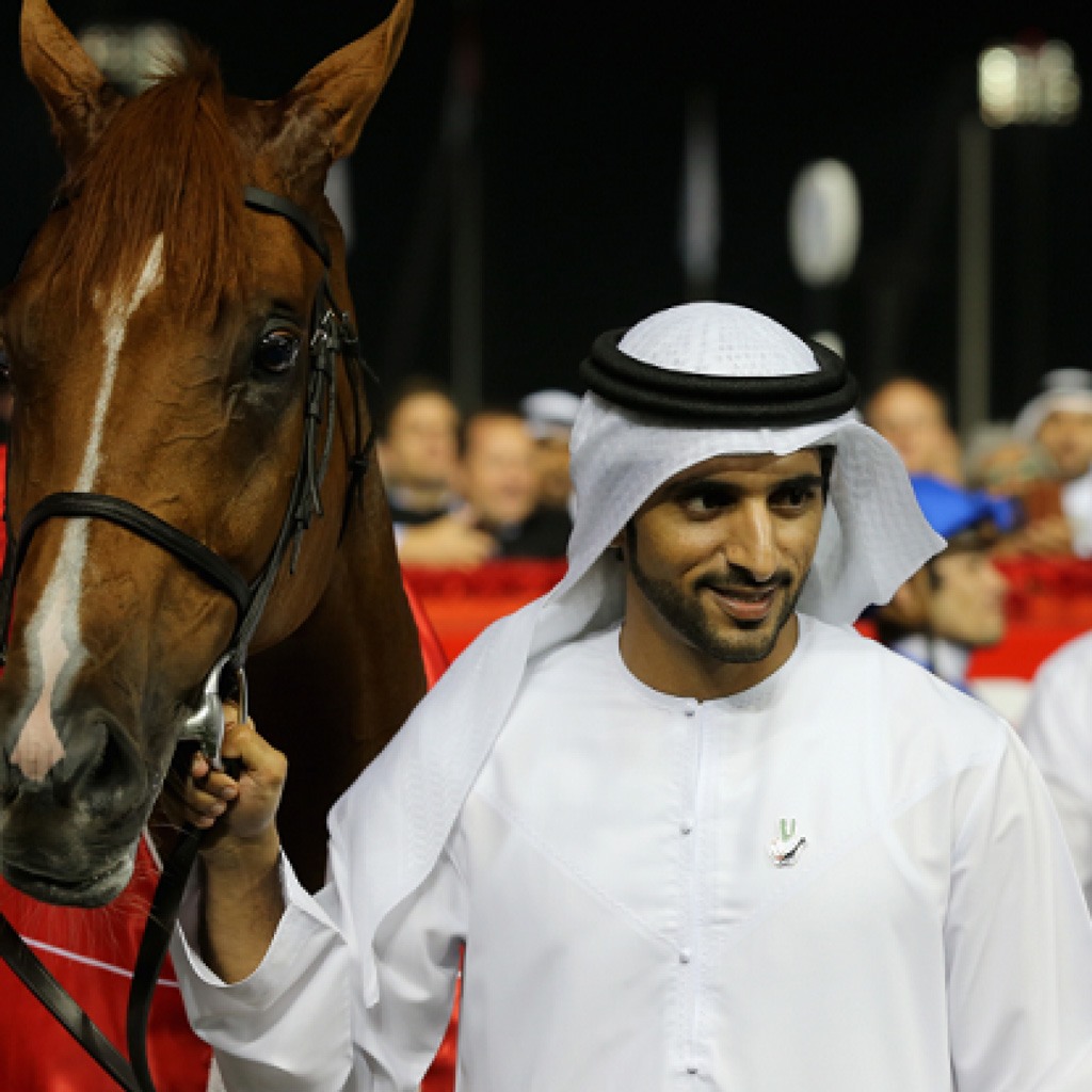 الأمير حمد في احتفالٍ له بعد الفوز بكأس في سباق الخيول.