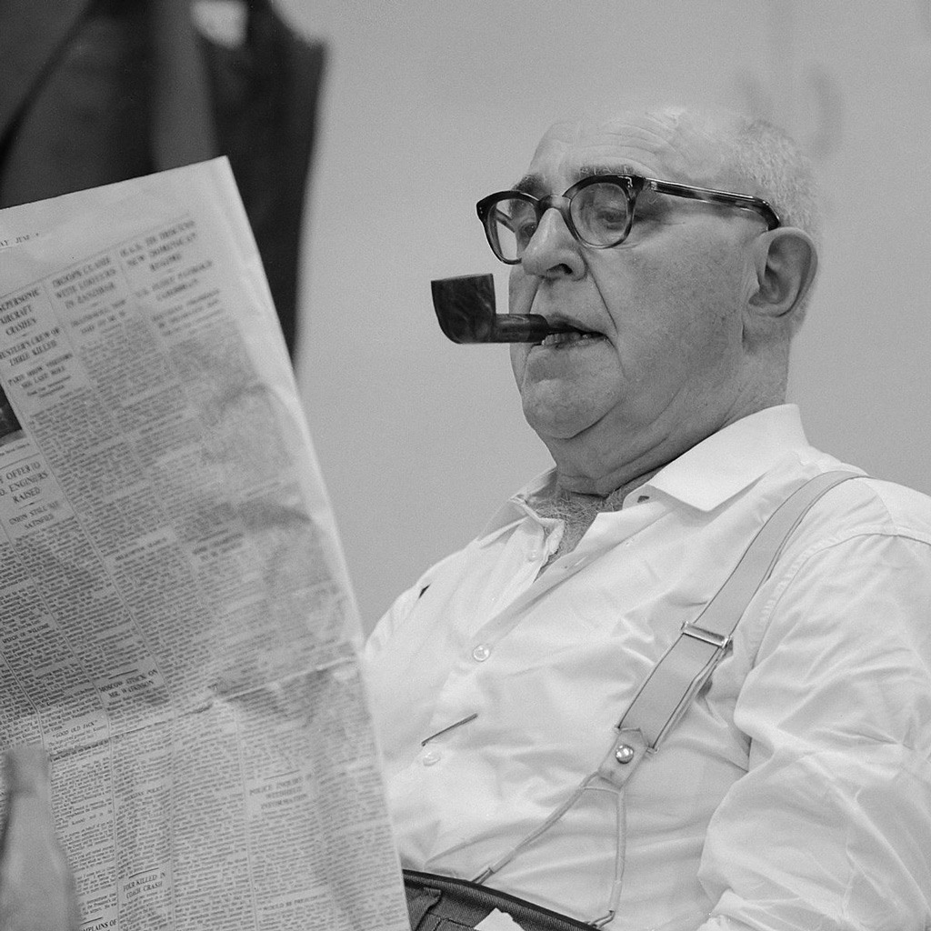 بيرنشتاين وهو يقرأ إحدى الصحف