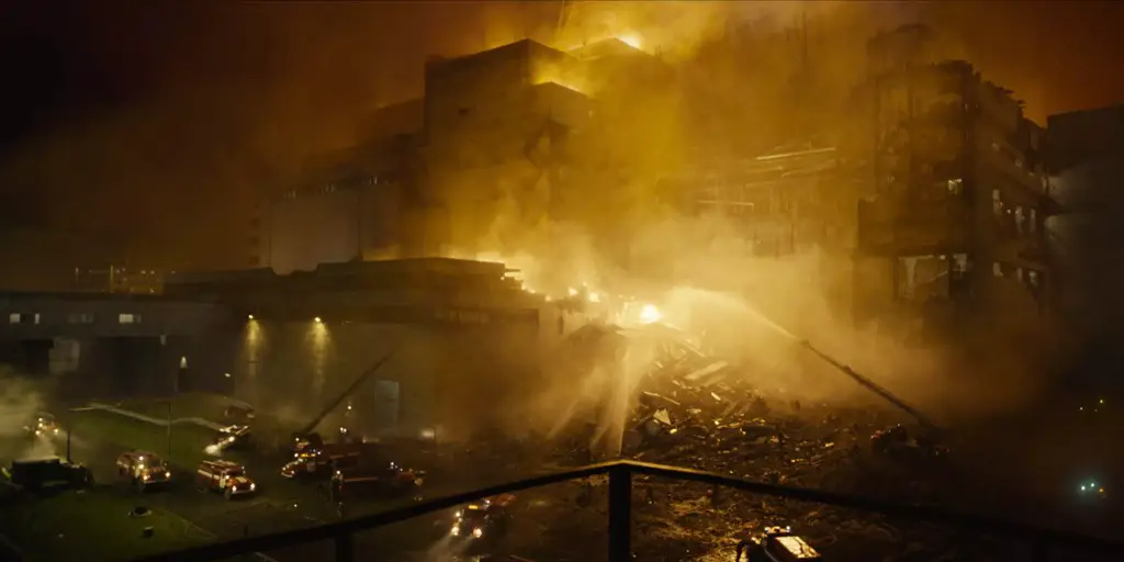 مشهد إخماد النيران عند انفجار المفاعل