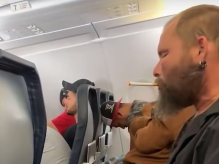 رجل يدخن سيجارة على متن طائرة