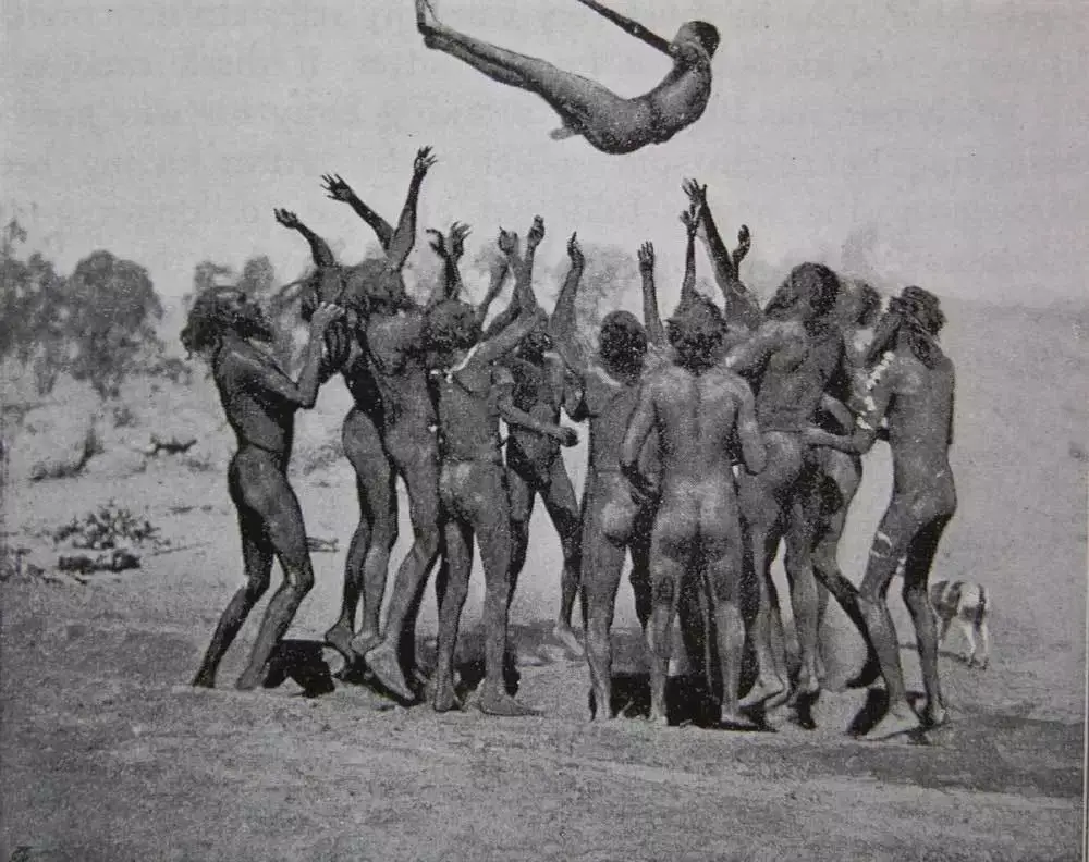 كانت شعيرة القذف في الهواء أول مراحل الانتقال إلى سن الرشد في مجتمع السكان الأصليين في أستراليا.