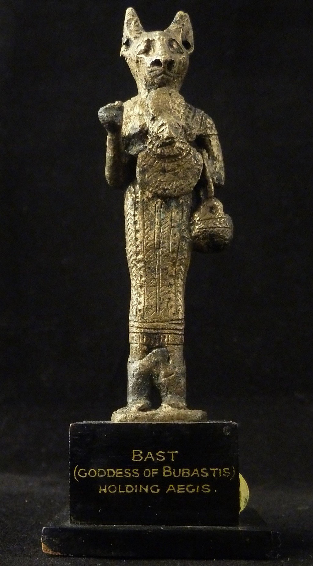 تمثال للآلهة المصرية (باستيت)