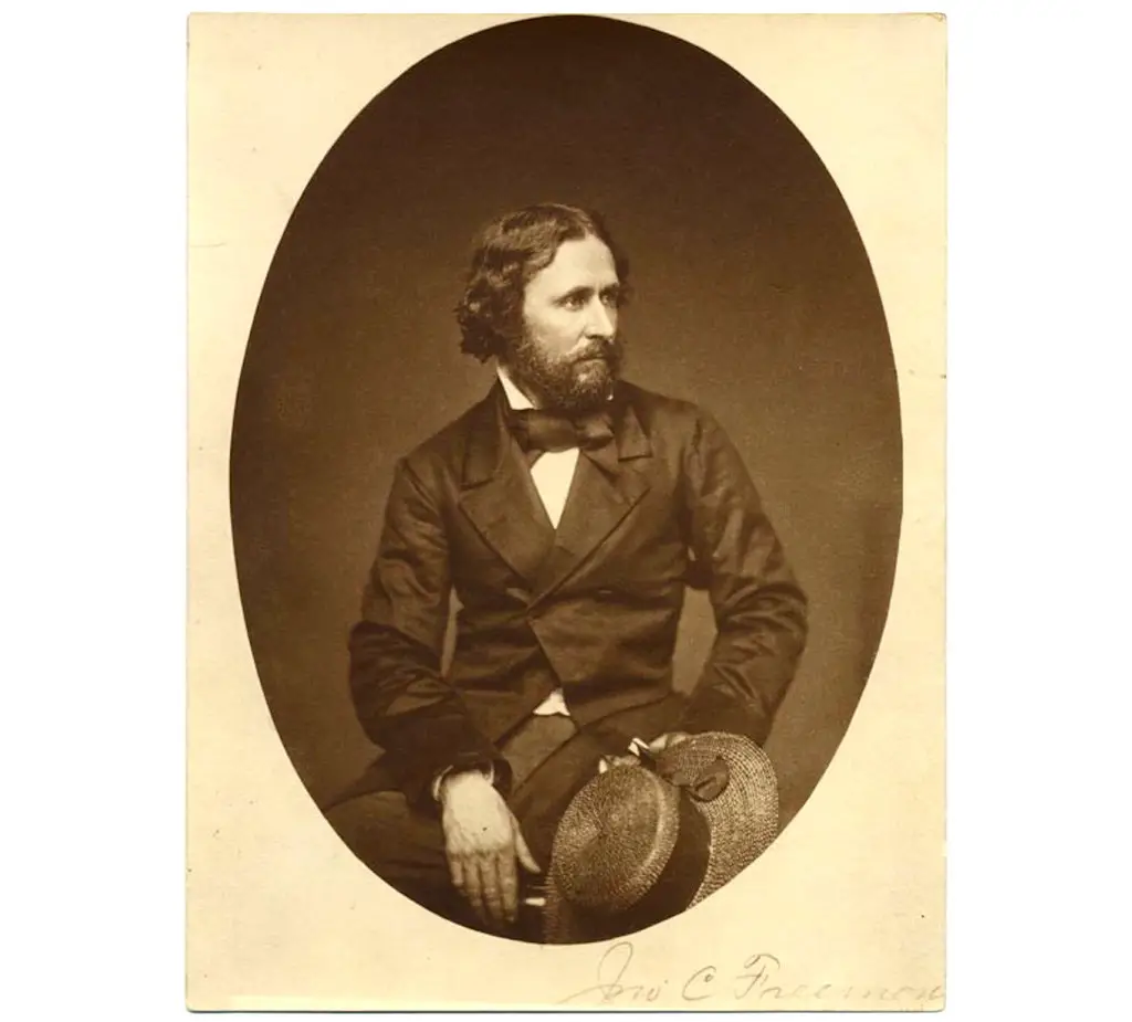 صورة (جون فريمونت) نائب مجلس الشيوخ ممثلاً عن ولاية كاليفورنيا وكذا حاكم لأقاليم (أريزونا)، حوالي سنة 1856. صورة: Wikimedia Commons