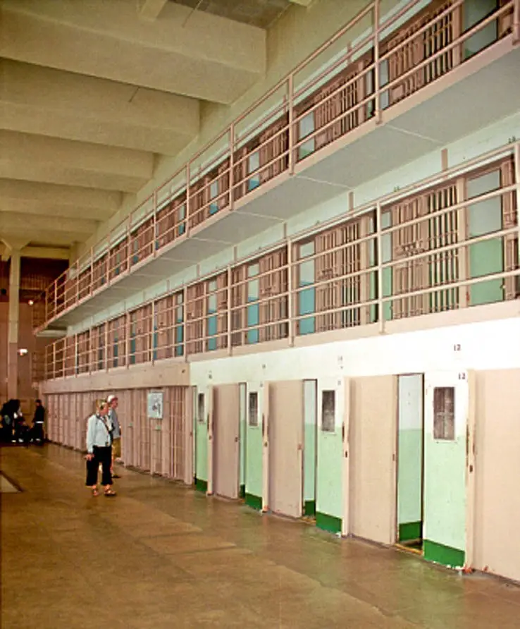المجمع (دي) في سجن (ألكاتراز)، الذي يعرف كذلك باسم ”مجمع العلاج“.