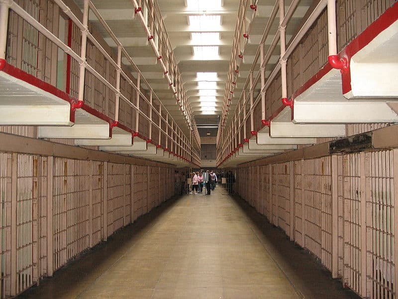 الرواق الرئيسي بين الزنزانات في سجن (ألكاتراز):