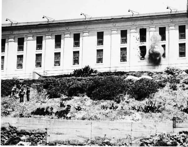 مجمع الزنزانات في (ألكاتراز) وهو تحت القصف في الثالث من مايو سنة 1946.
