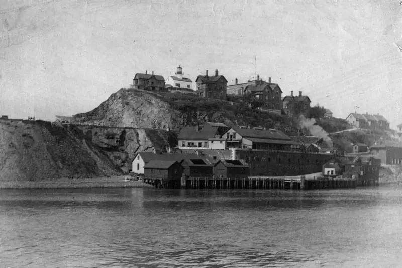 منظر لجزيرة (ألكاتراز) في سنة 1895، يظهر منارة بحرية وعدة بنايات تتضمن زنزانات