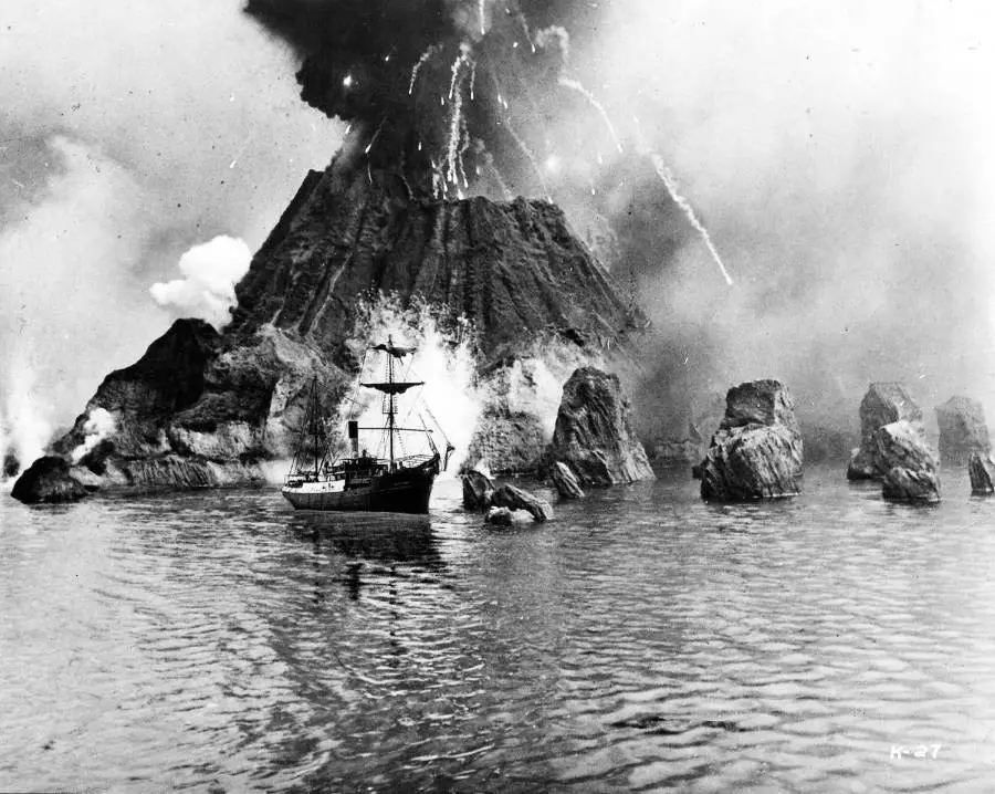 لقطة من فيلم تم تصويره سنة 1969 يبرزع ثوران بركان (كراكاتوا) سنة 1883.