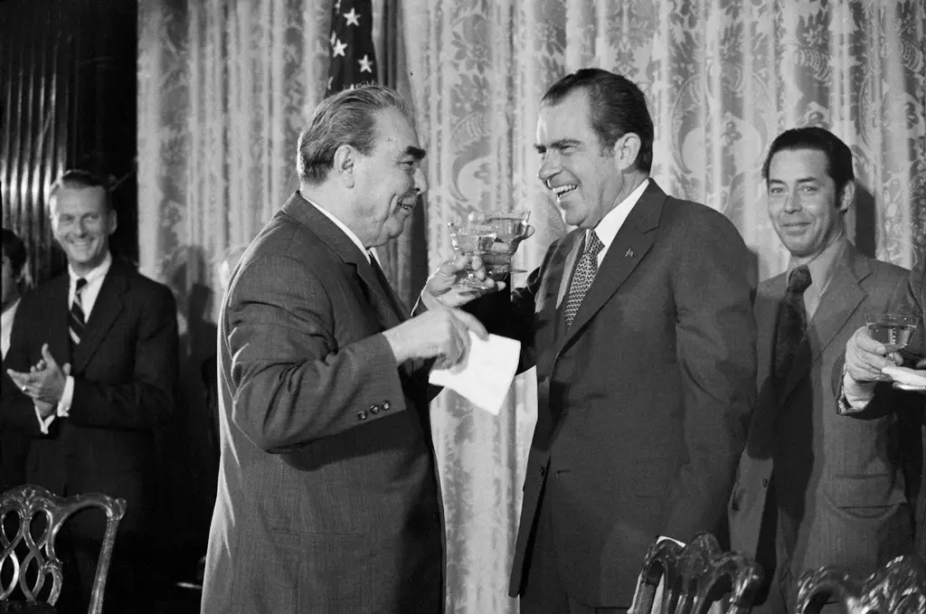 الرئيس الأميركي ريتشارد نيكسون ونظيره السوفياتي ليونيد بريجنيف وهما يشربان كأسان في إحدى المناسبات. صورة: Getty Images