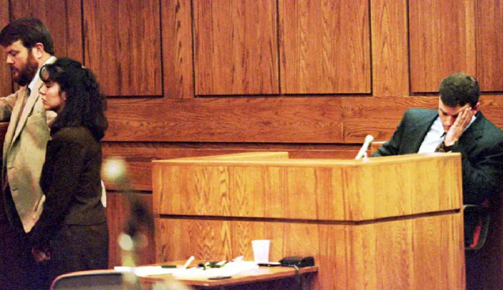 (جون بوبيت) و(لورينا بوبيت) خلال المحاكمة.