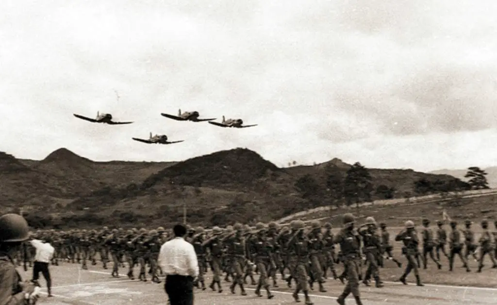 الجنود السلفادوريون يغزون الهندوراس خلال حرب كرة القدم التي اندلعت بين البلدين.