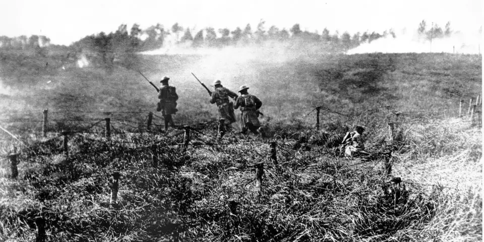 جنود أمريكيون يهاجمون القواعد الألمانية خلال الحرب العالمية الأولى.