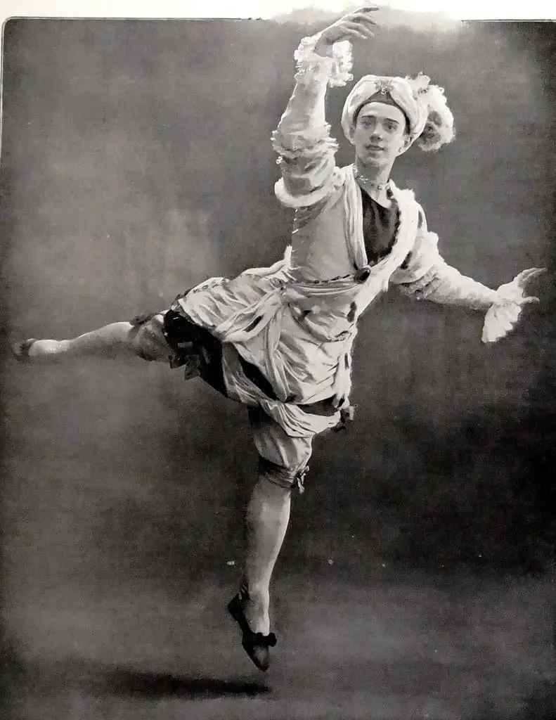 (فاسلاف نيجينسكي)، في رقصة: «Le Pavillon d’Armide» سنة 1909.
