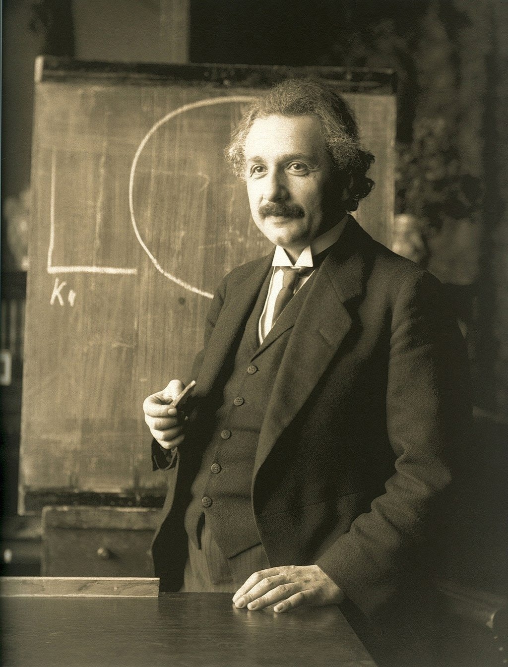 صورة لـ(ألبيرت آينشتاين) خلال إحدى محاضراته في (فيينا) حوالي سنة 1921.