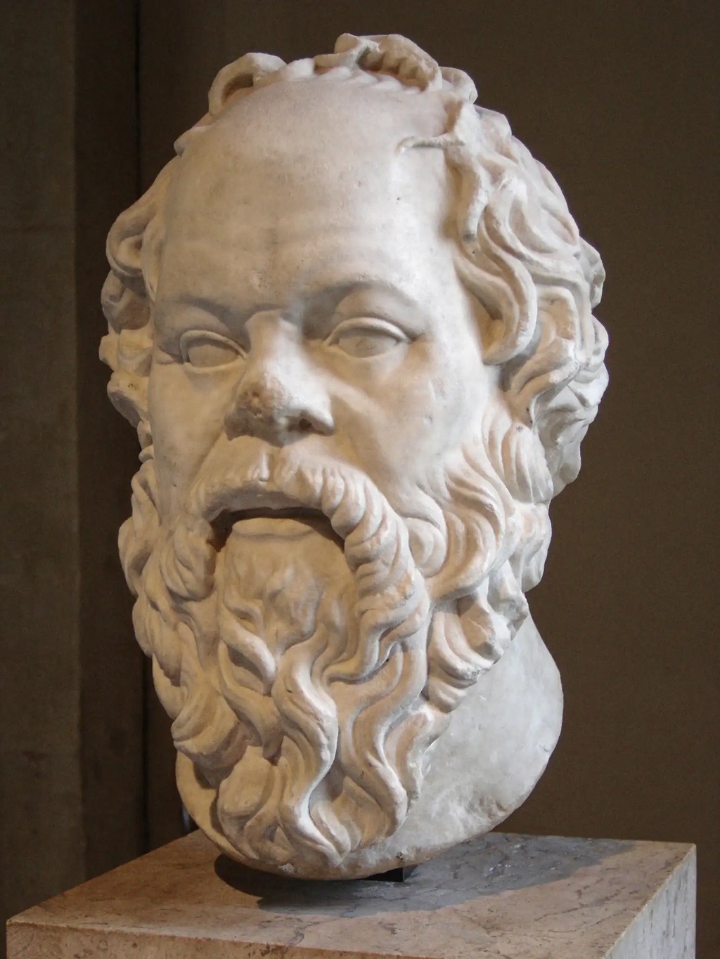 رأس رخامي لـ(سقراط) معروض في متحف اللوفر في باريس. يعتقد أن تاريخه يعود للقرن الأول قبل الميلاد.