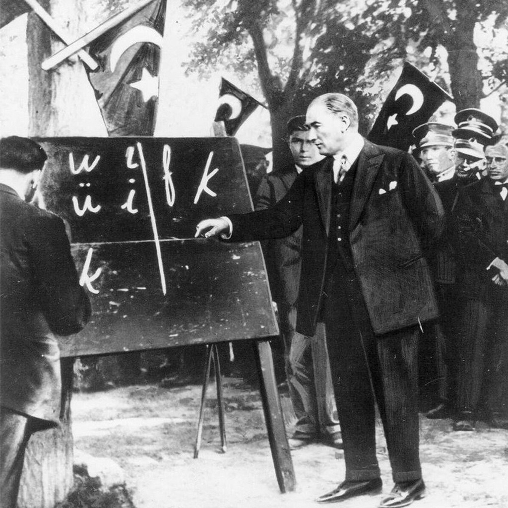 الرئيس التركي مصطفى كامل أتاتورك يقدم الأبجدية الجديدة لشعب مدينة قيصري في الـ20 من سبتمبر عام 1928.
