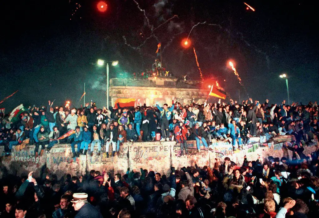 الاحتفال فوق حائط برلين.