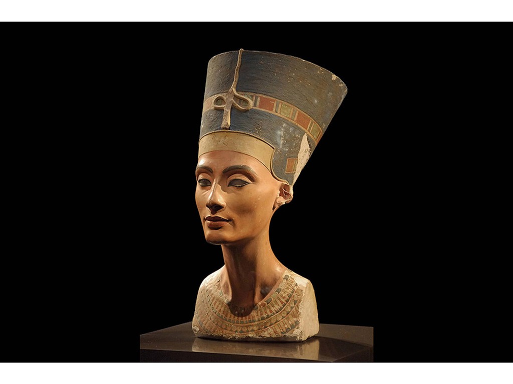 تمثال نفرتيتي النصفي، 1345 قبل الميلاد