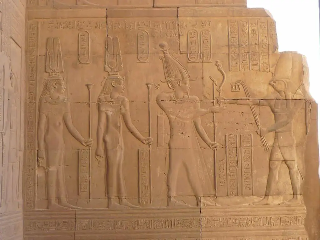 نقش على الجدار يصور (من اليمين إلى اليسار) حورس، بطليموس الثامن، كليوباترا الثانية، وكليوباترا الثالثة. ويكيميديا ​​كومونز.