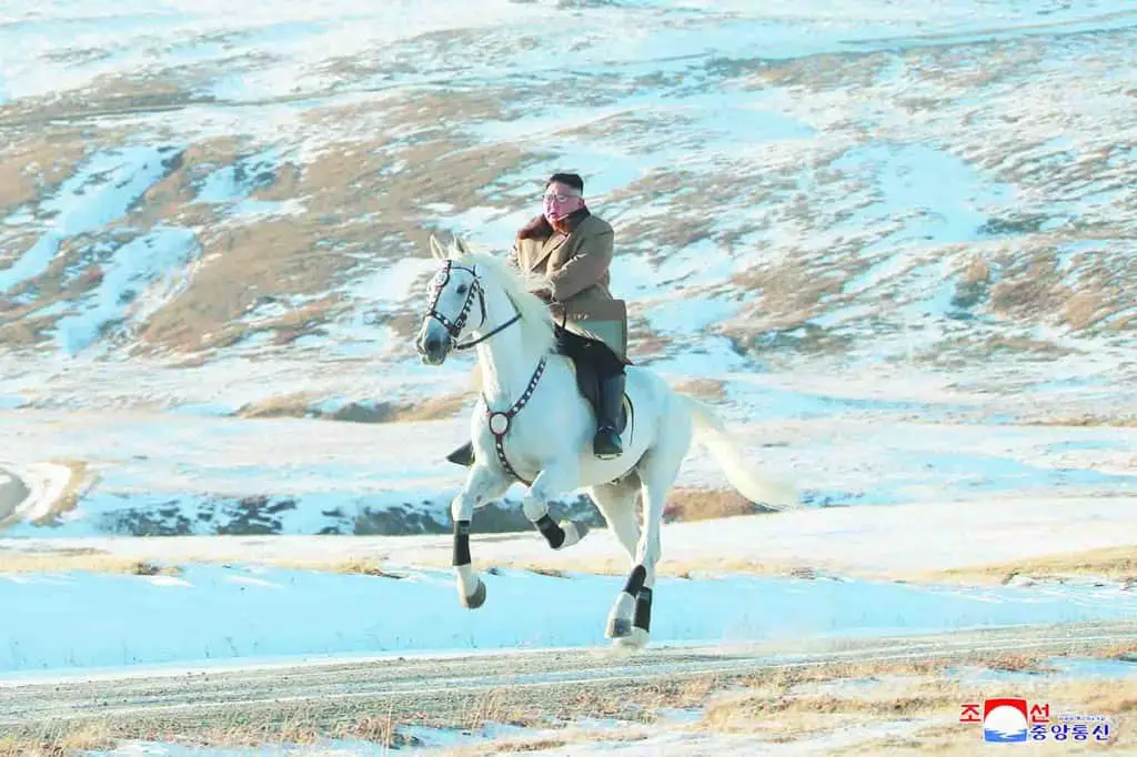 كيم جونغ أون ممتطياً حصانه