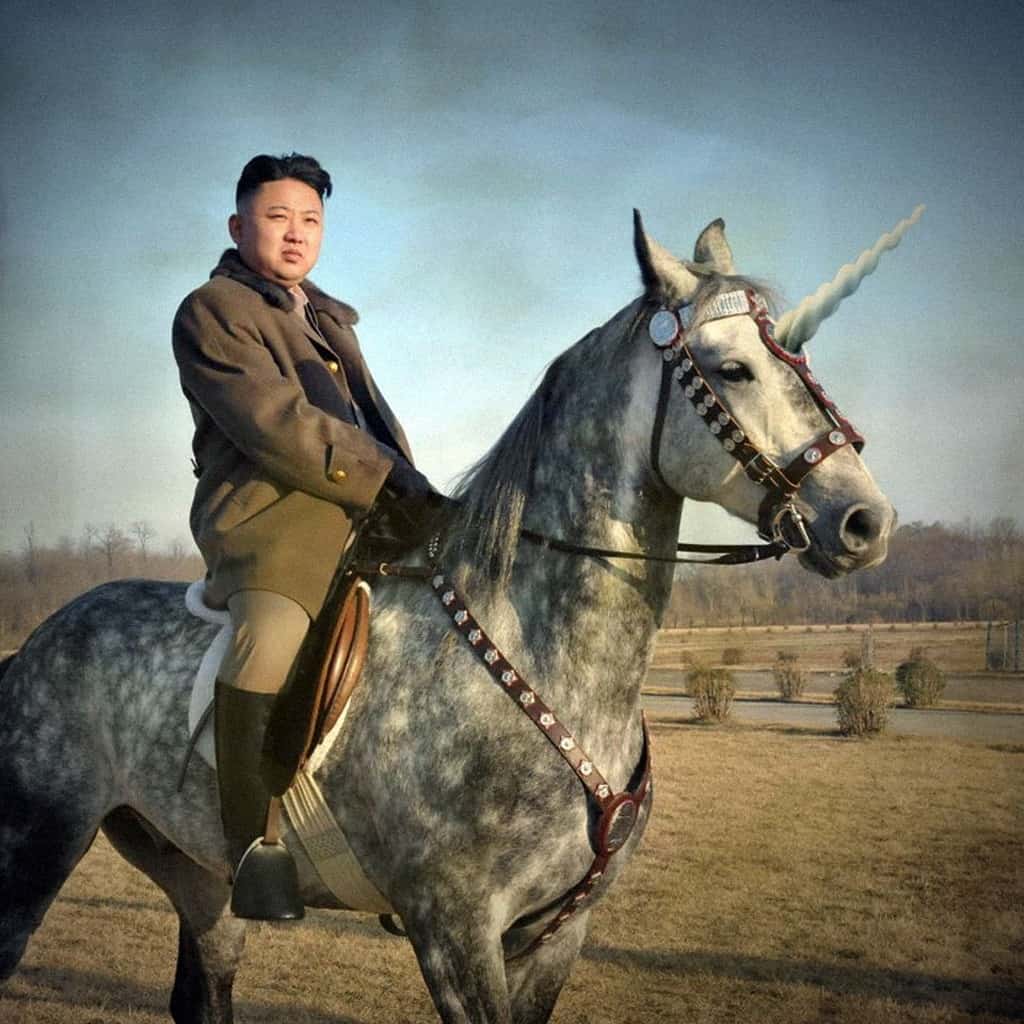 صورة معدلة لـكيم جونغ أون ممتطياً حصاناً وحيد القرن