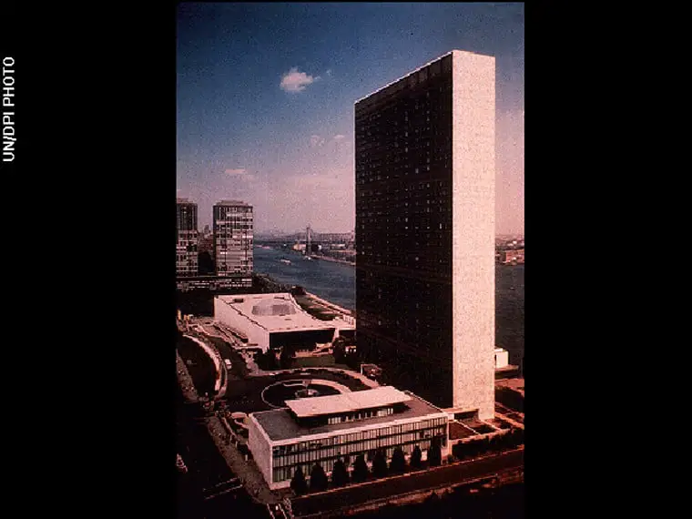 مبنى الأمم المتحدة نهاراً