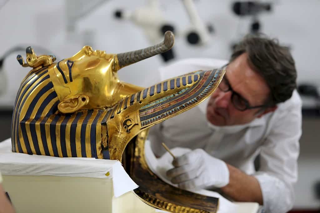 استعادة القناع الذهبي للفرعون توت عنخ آمون