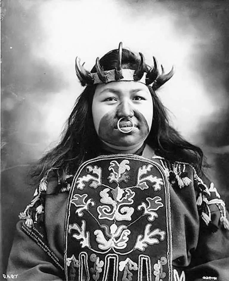 47. صورة لامرأة من سكان ألاسكا الأصليين تدعى (كو-كلا) مرتدية زي الرقص في ألاسكا عام 1906.