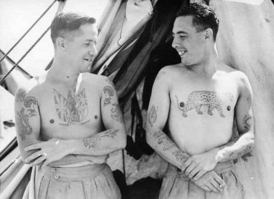 5. الجندي (بورشال غريفيث) و(إل كورب غريفيث) يكشفان عن وشومهما في عام 1944.