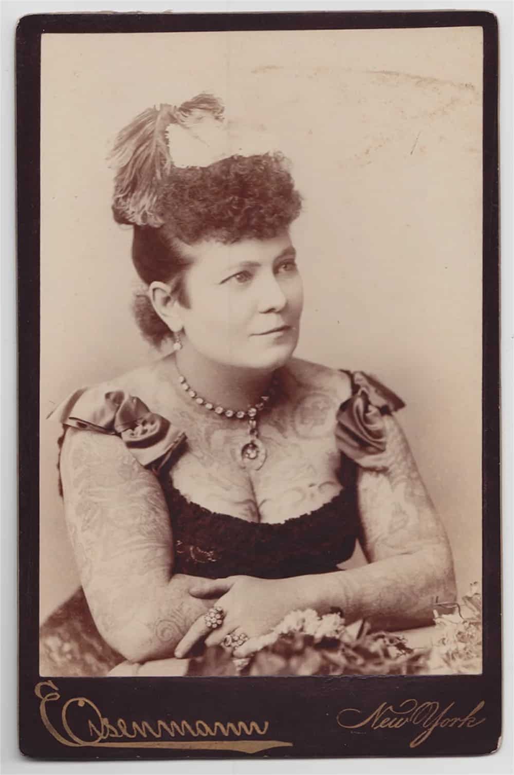 51. (نورا هيلدبراندت)، عام 1880 تقريباً.