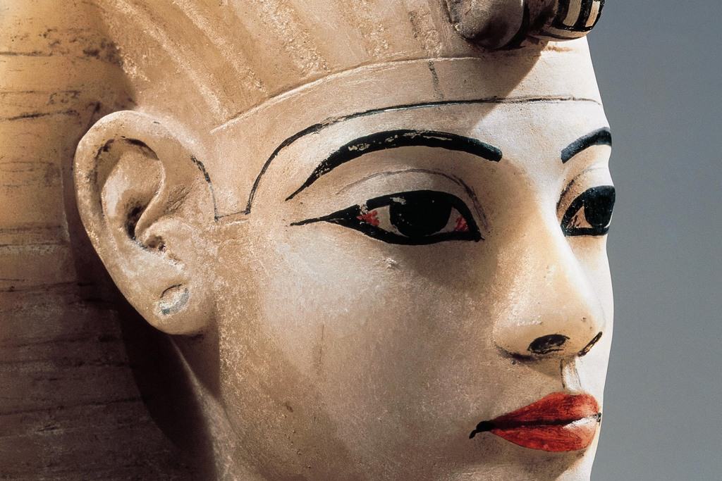 تمثال من مصر القديمة