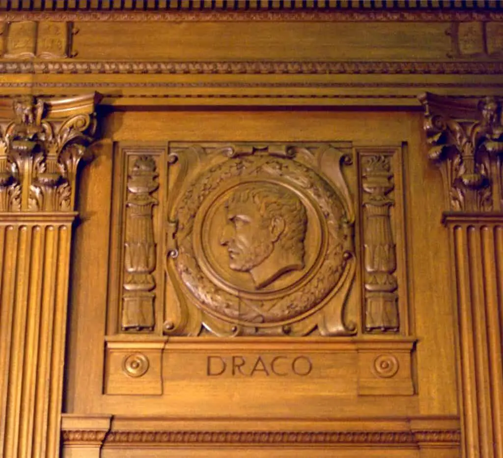 رأس دراكو محفور ضمن المحكمة العليا