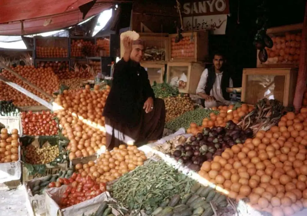 سوق لبيع الخضار والفواكه