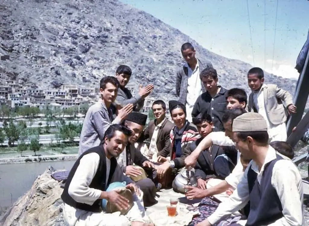 رجال أفغان في نزهة