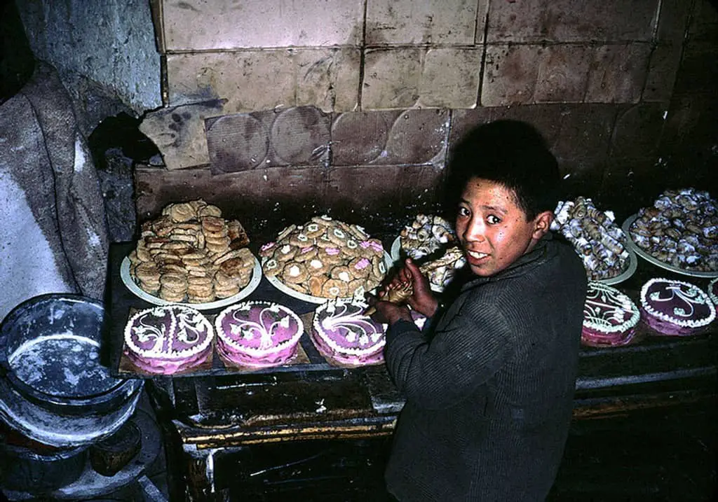 صبي أفغاني يزيّن قوالب الحلوى