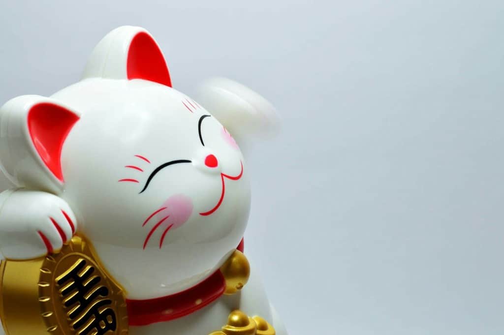 حفلات التحف تقدم هدايا تذكارية من جميع أنحاء العالم، مثل قطة الحظ اليابانية هذه.