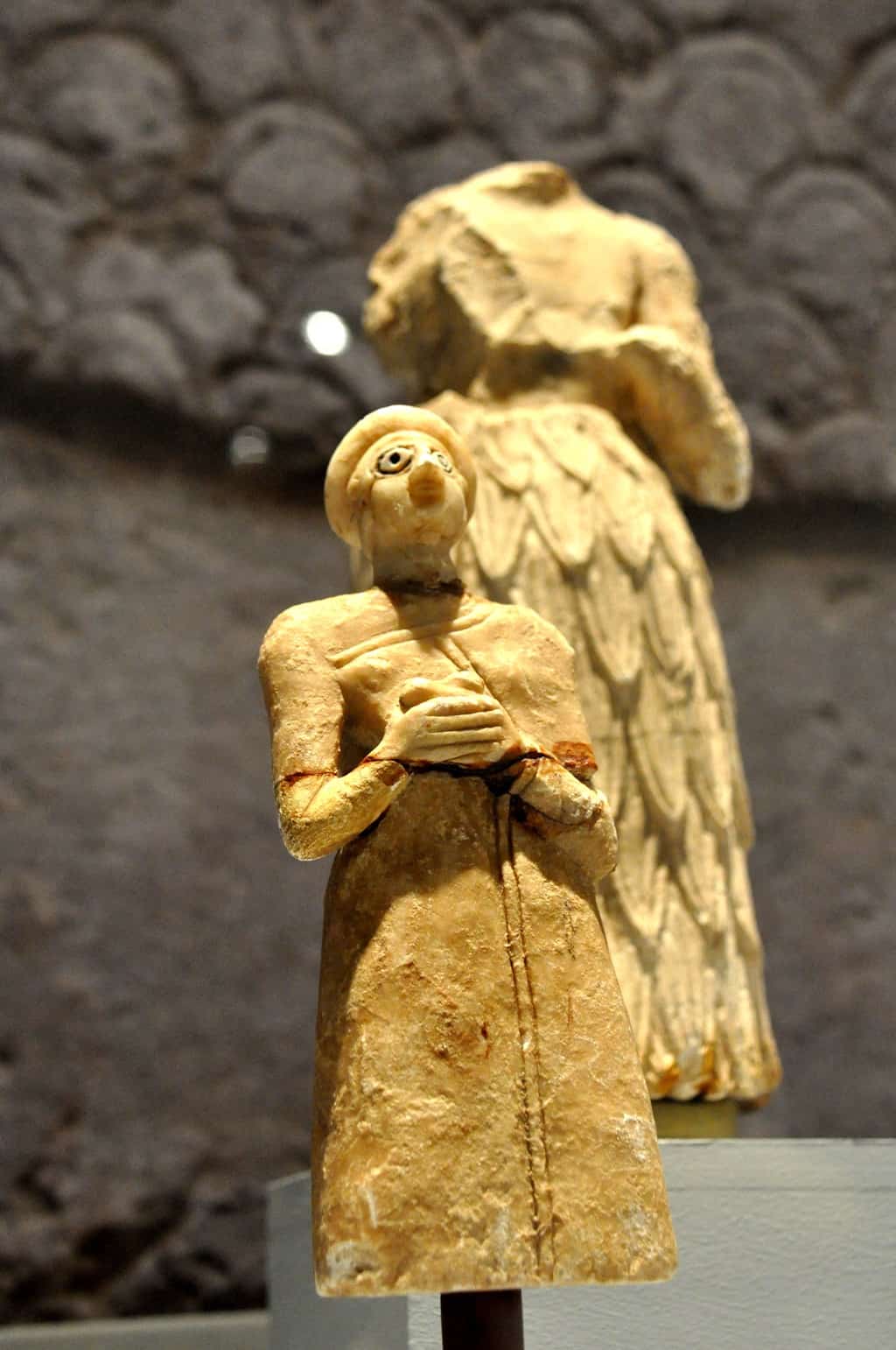 تمثال لإحدى الشخصيات السومرية وهي تؤدي طقوس العبادة