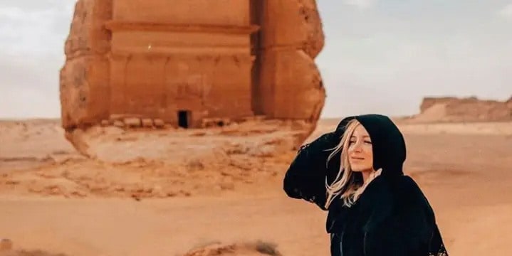 صورة لـ(آغي لال)، وهي شخصية مؤثرة في إنستاغرام، في مدائن صالح خلال جولتها السياحية في المملكة العربية السعودية.