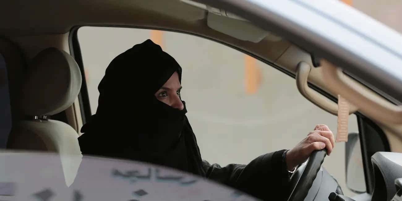 في هذه الصورة التي التقطت في شهر مارس سنة 2014، تظهر عزيزة اليوسف، التي تقبع اليوم في السجن، وهي تقود سيارة على الطريق السريع في الرياض كجزء من حملة لتحدي حظر السياقة المفروض على النساء السعوديات.