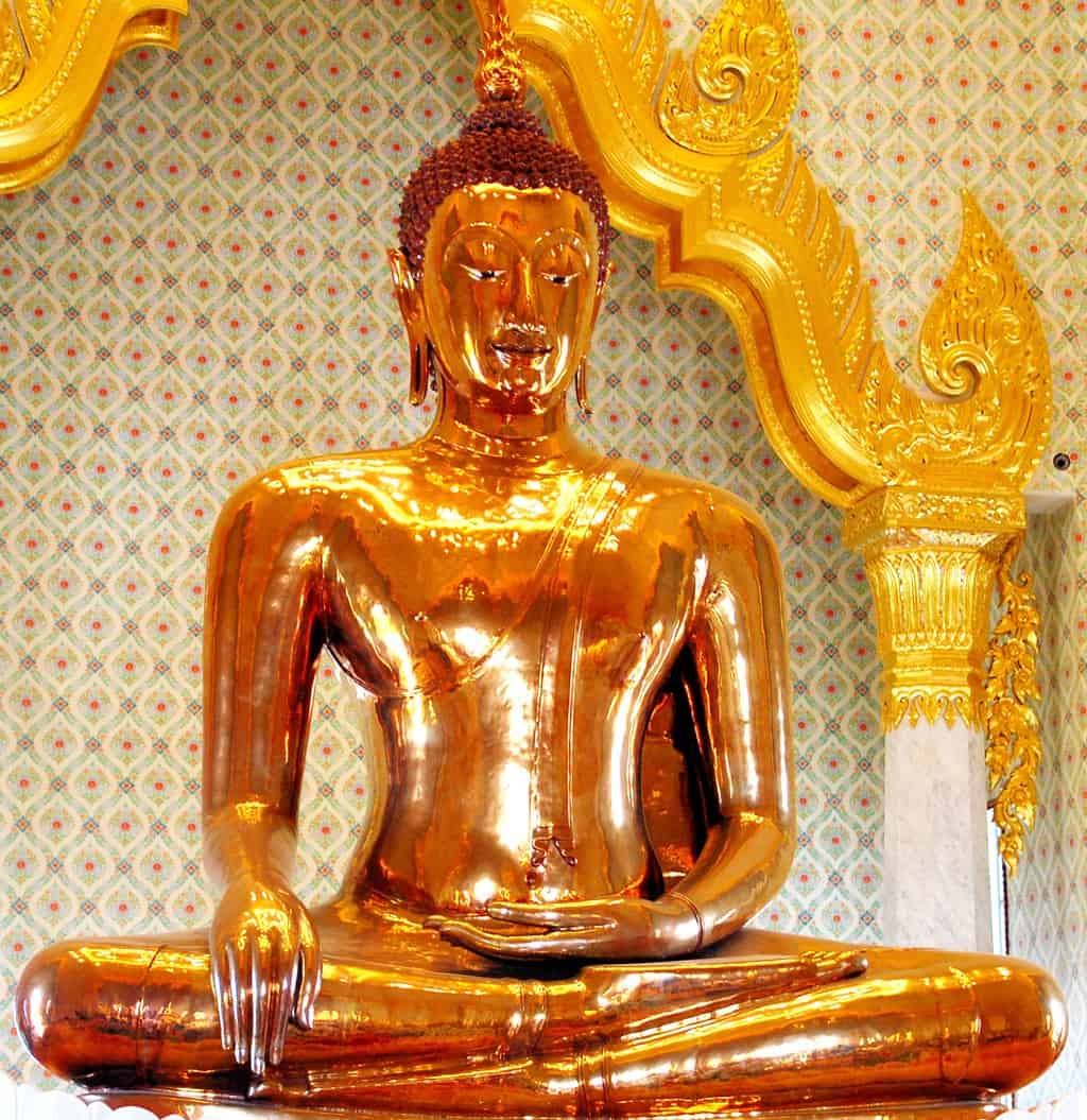 تمثال بوذا الذهبي